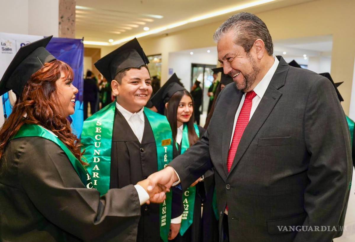 $!El alcalde exhorta a los egresados a continuar su preparación profesional.