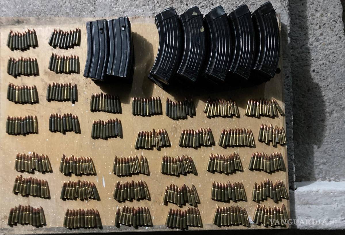 $!Armas largas, cargadores y equipo balístico fueron incautados durante el operativo en Guerrero, Coahuila.
