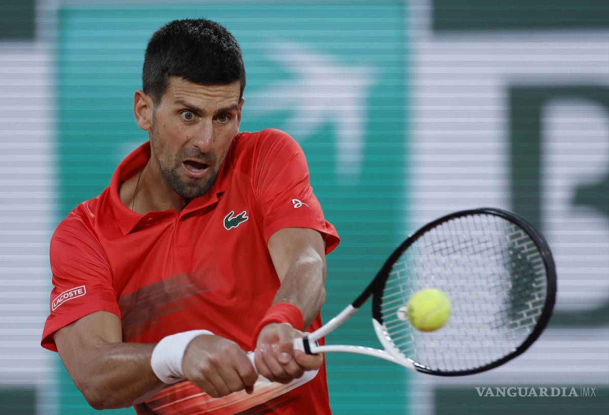 $!Novak Djokovic de Serbia juega contra Yoshihito Nishioka de Japón en el partido de primera ronda de sus hombres en Roland Garros en París, Francia.