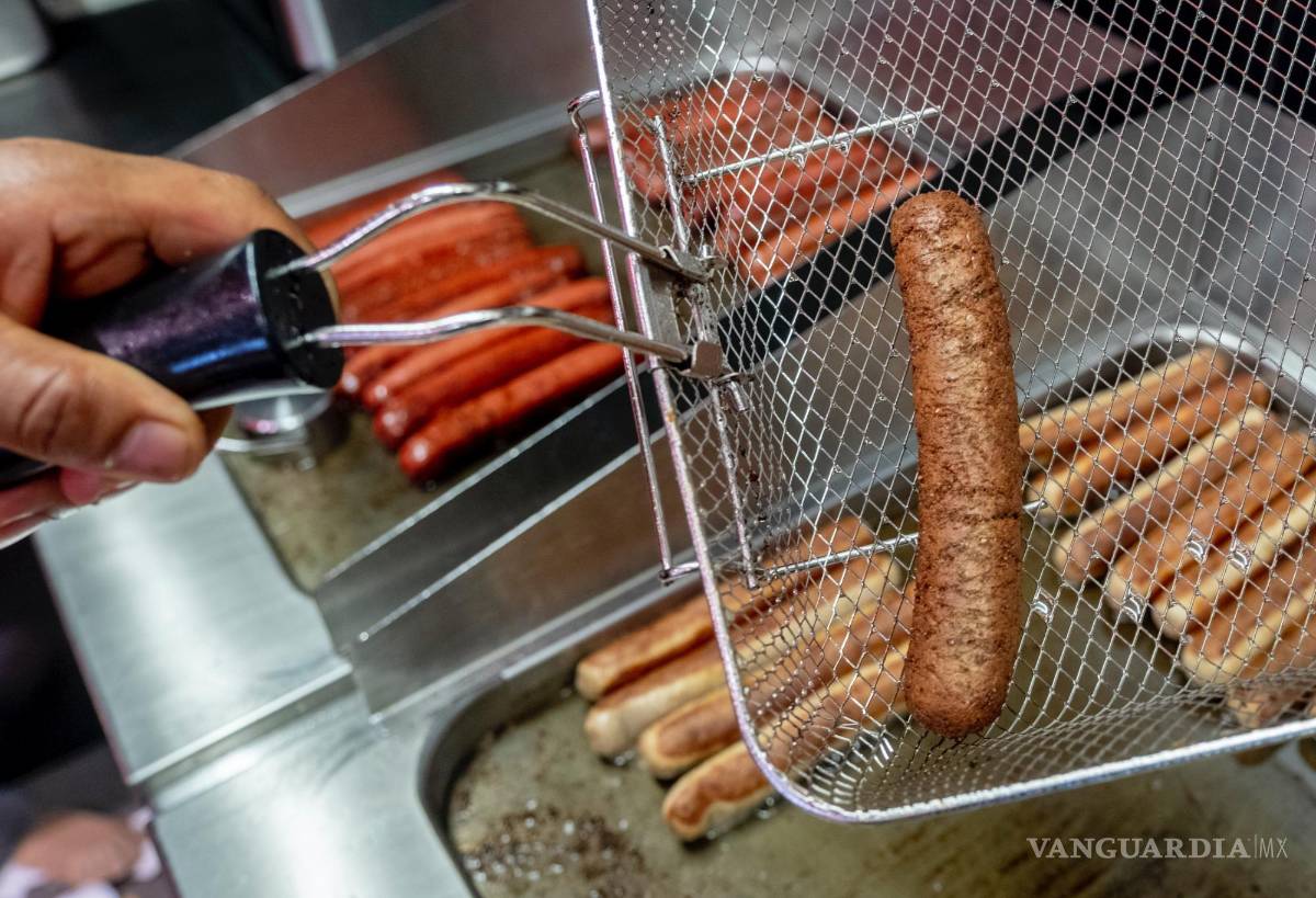 $!Se muestra una salchicha de curry vegana después de freírla en un puesto de salchichas “Best Worscht in Town” en Frankfurt, Alemania.