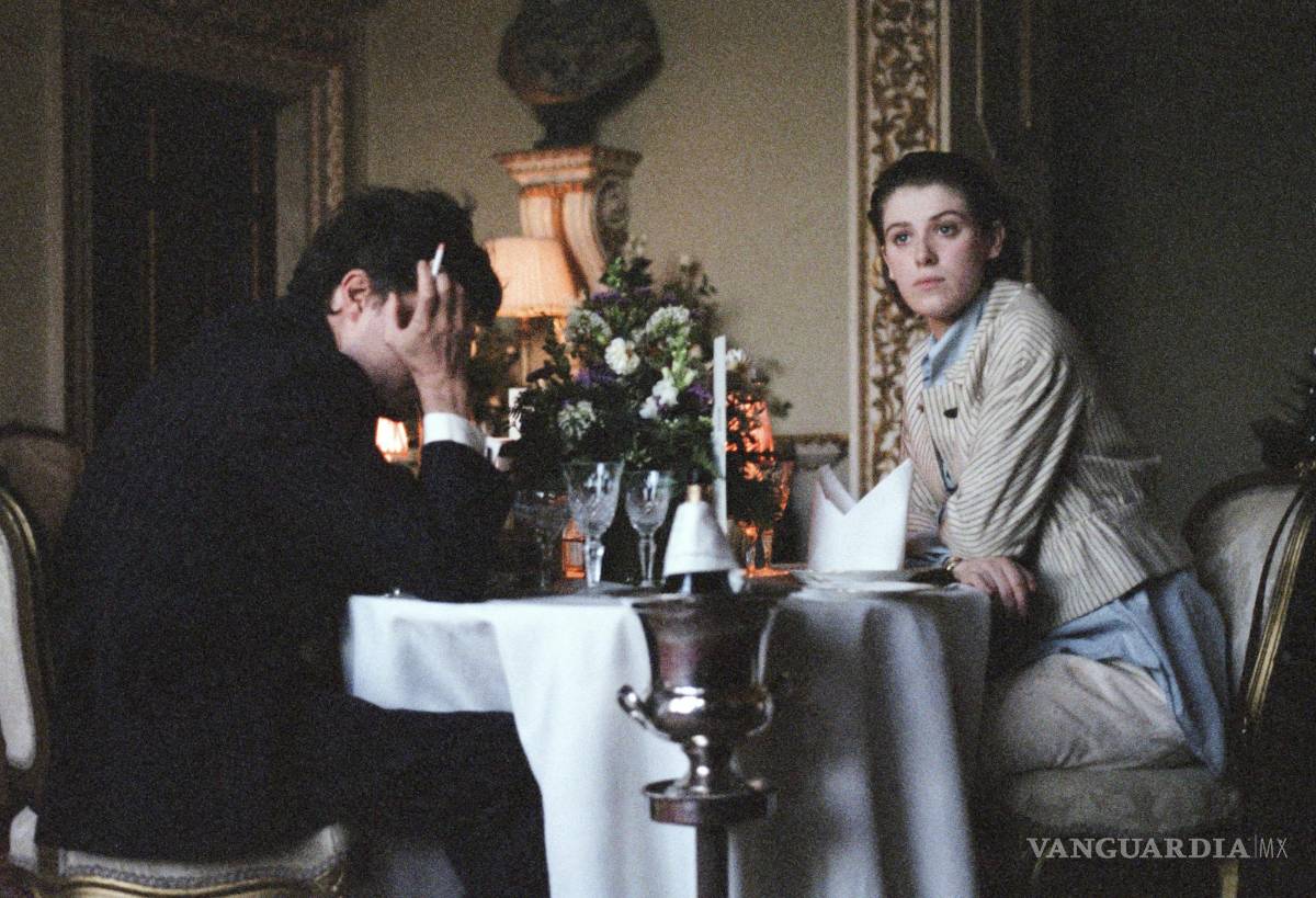 $!En esta imagen difundida por A24, Tom Burke, a la izquierda, y Honor Swinton Byrne, en una escena de The Souvenir Part II. AP/A24