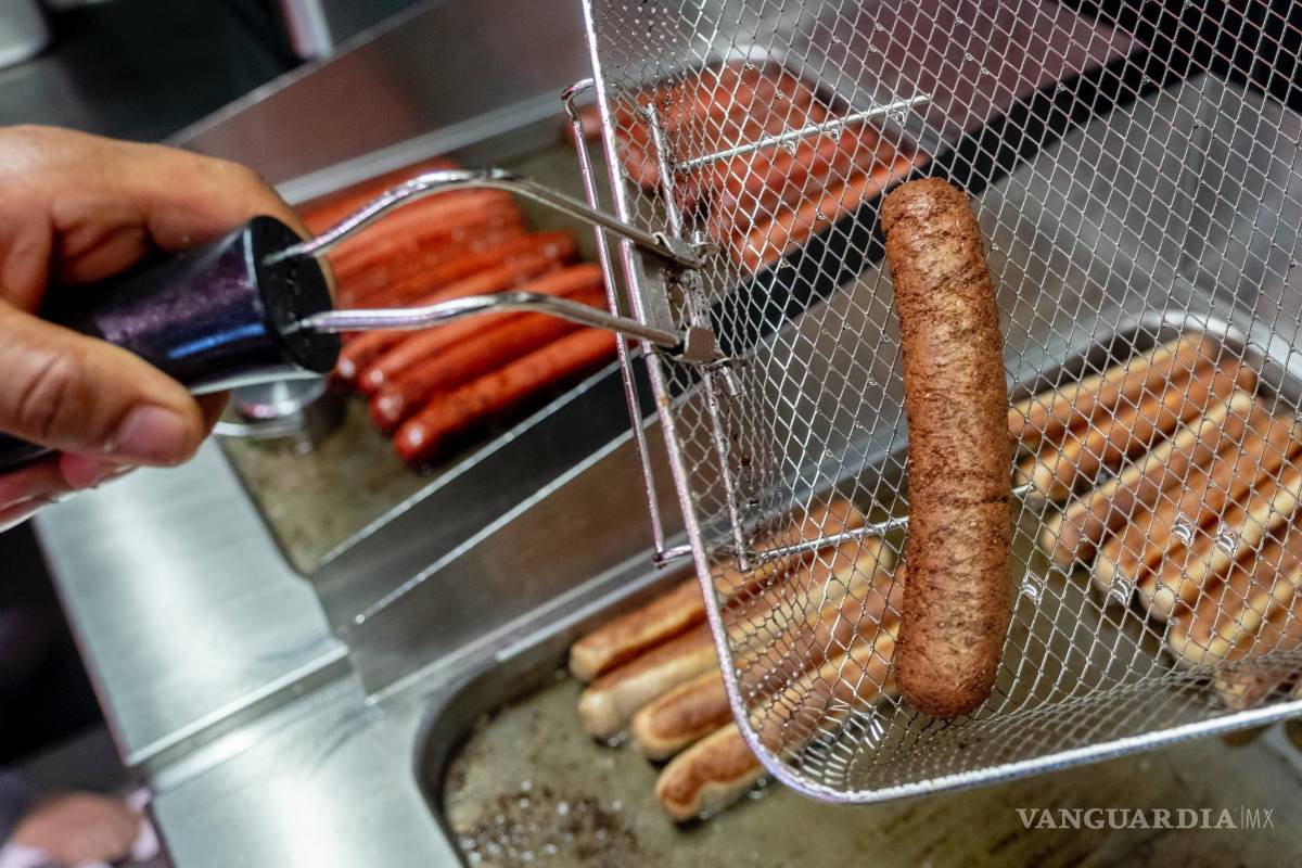 $!Se muestra una salchicha de curry vegana después de freírla en un puesto de salchichas “Best Worscht in Town” en Frankfurt, Alemania.