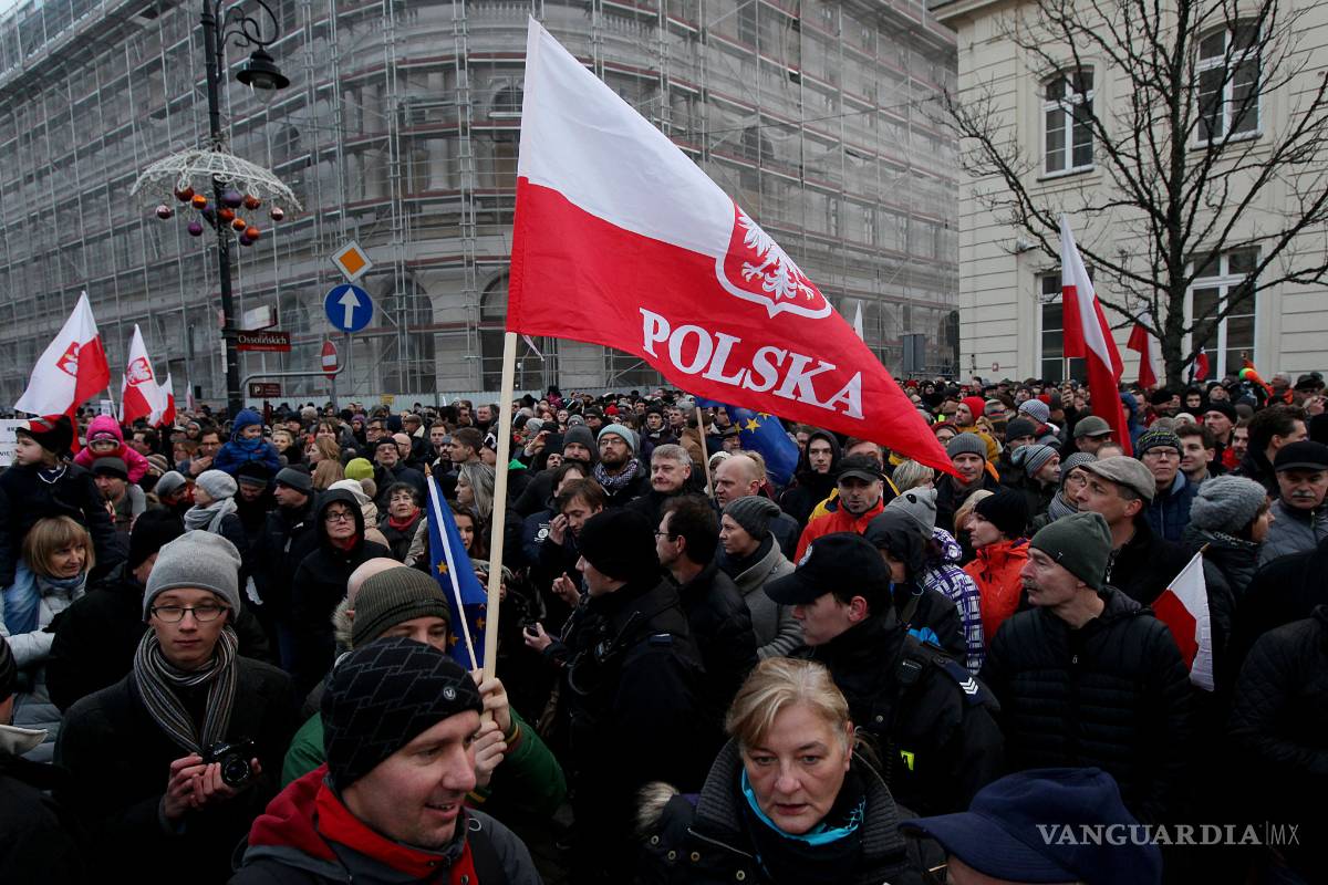 Miles de polacos se manifiestan en Varsovia por democracia y contra Gobierno