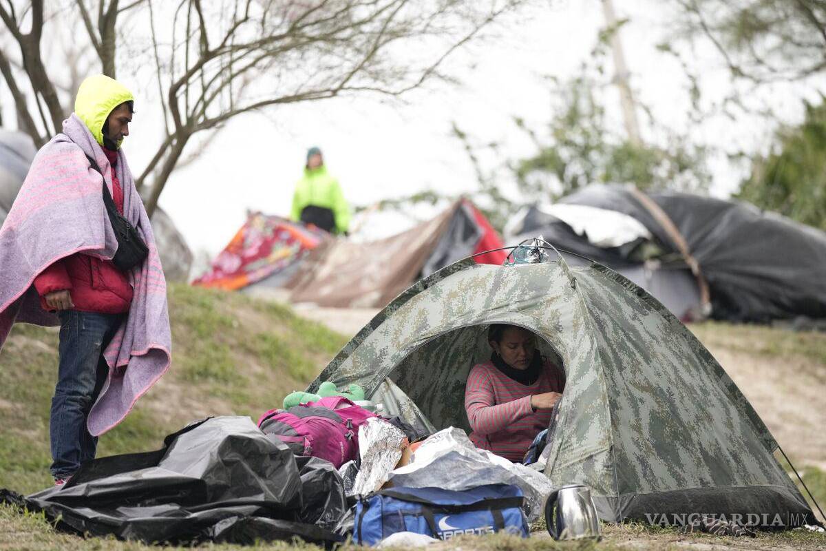 Cientos de migrantes en Matamoros buscan ansiosos ingresar a EU por medio de una app