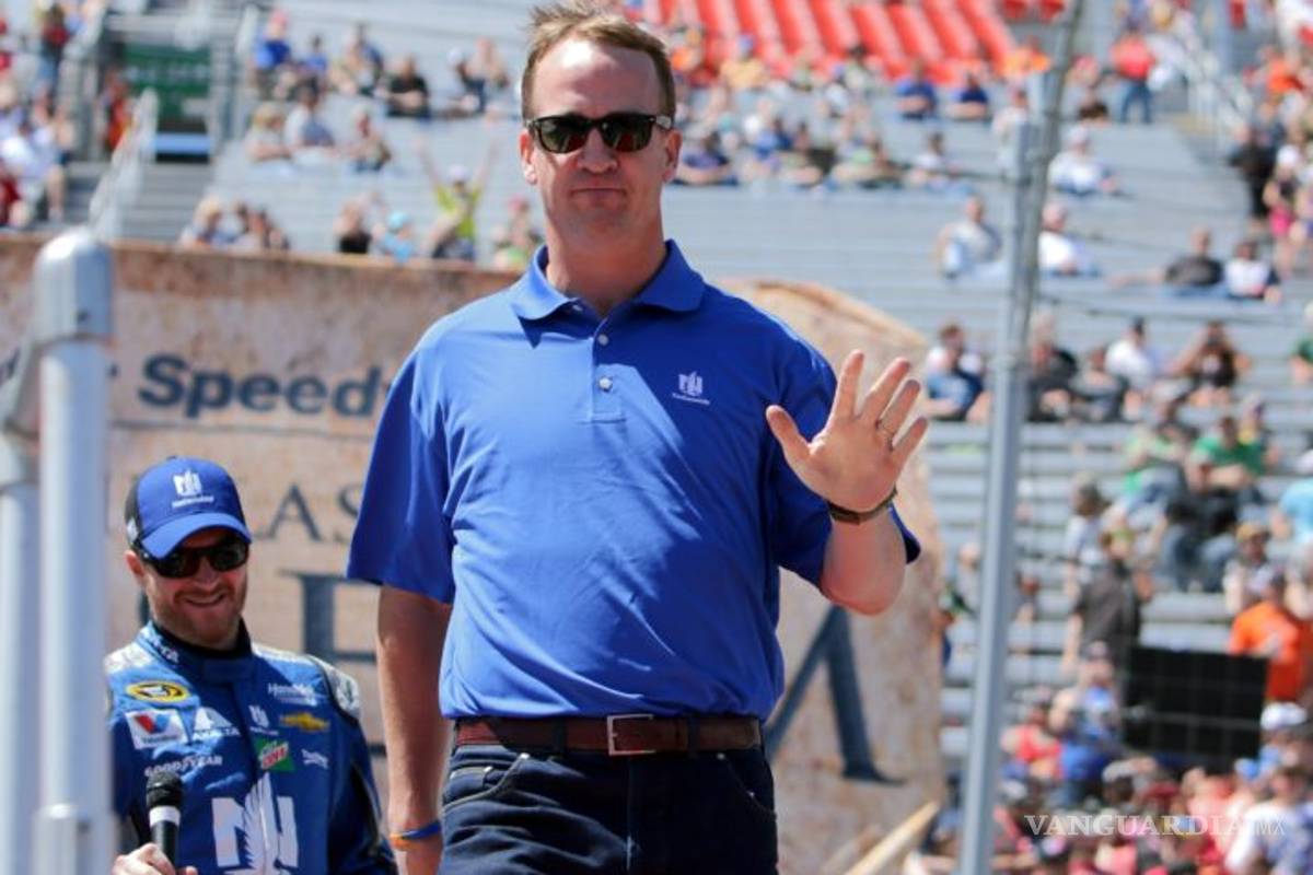 Peyton Manning regresa a la acción...como piloto de Nascar