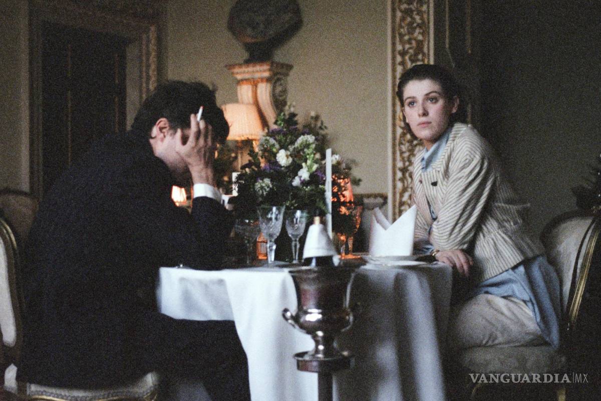 $!En esta imagen difundida por A24, Tom Burke, a la izquierda, y Honor Swinton Byrne, en una escena de The Souvenir Part II. AP/A24