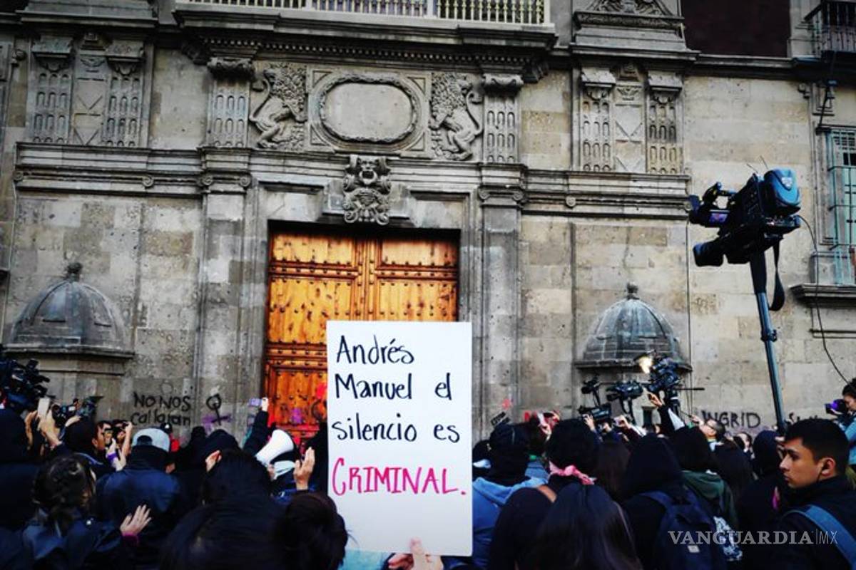 'Andrés Manuel el silencio es criminal', encapuchadas vandalizan Palacio Nacional por feminicidos
