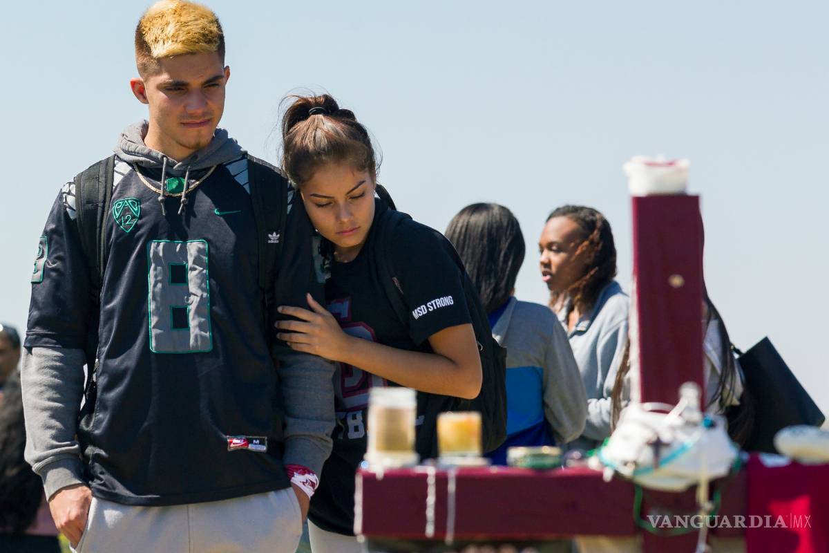 Protestan con una marcha silenciosa alumnos Parkland por mayor control a armas