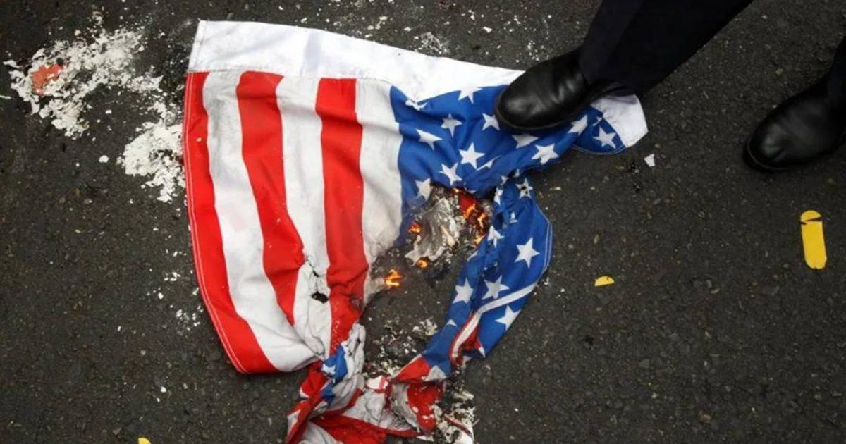 Darán penas de hasta un año a quienes quemen la bandera de Estados Unidos