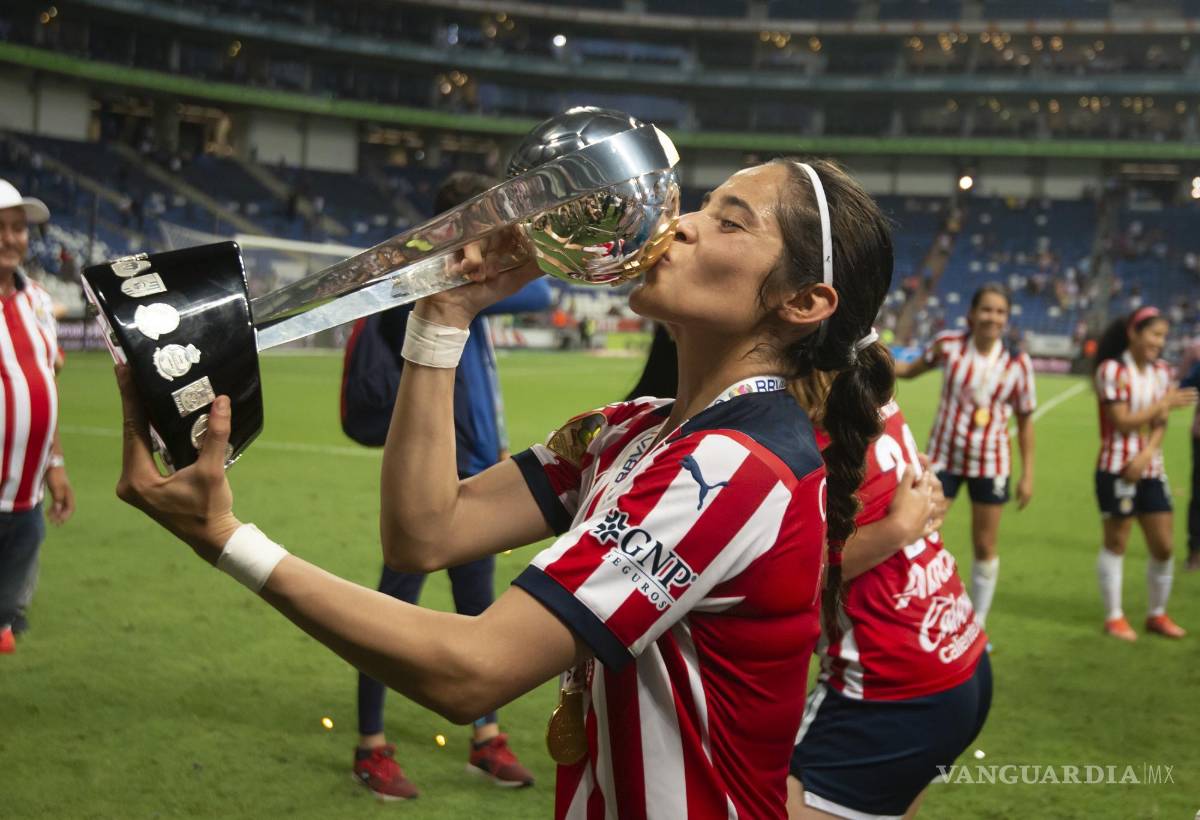 $!Joseline Montoya de Chivas de Guadalajara festeja al final del partido la victoria ante Rayadas de Monterrey.
