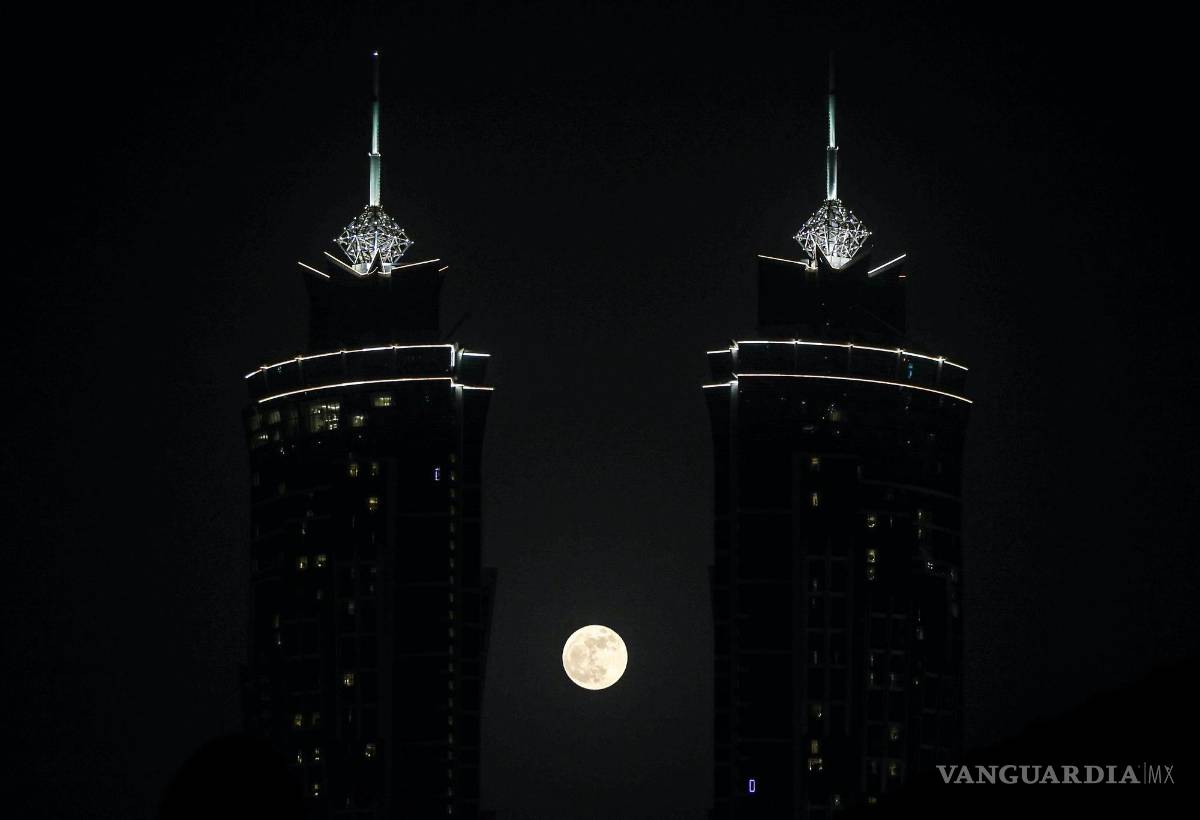 $!La Súper Luna llamada ‘Superluna de Fresa’ se eleva en el cielo del emirato del Golfo de Dubai, Emiratos Árabes Unidos.