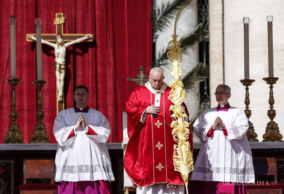 $!El Papa Francisco celebra la Misa del Domingo de Ramos en la Plaza de San Pedro, Ciudad del Vaticano, el 10 de abril de 2022.