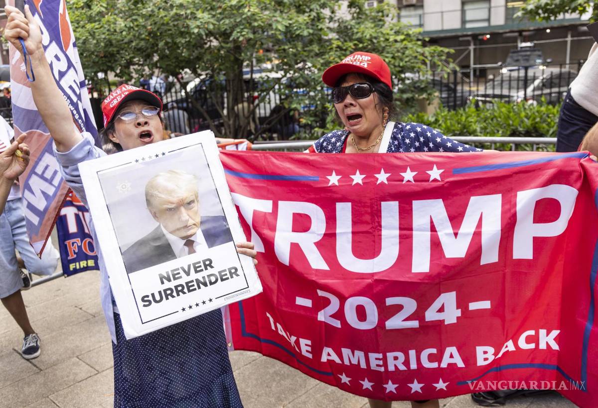 $!Seguidores de Donald Trump se manifestaron este miércoles afuera del lugar donde deliberaba el jurado.