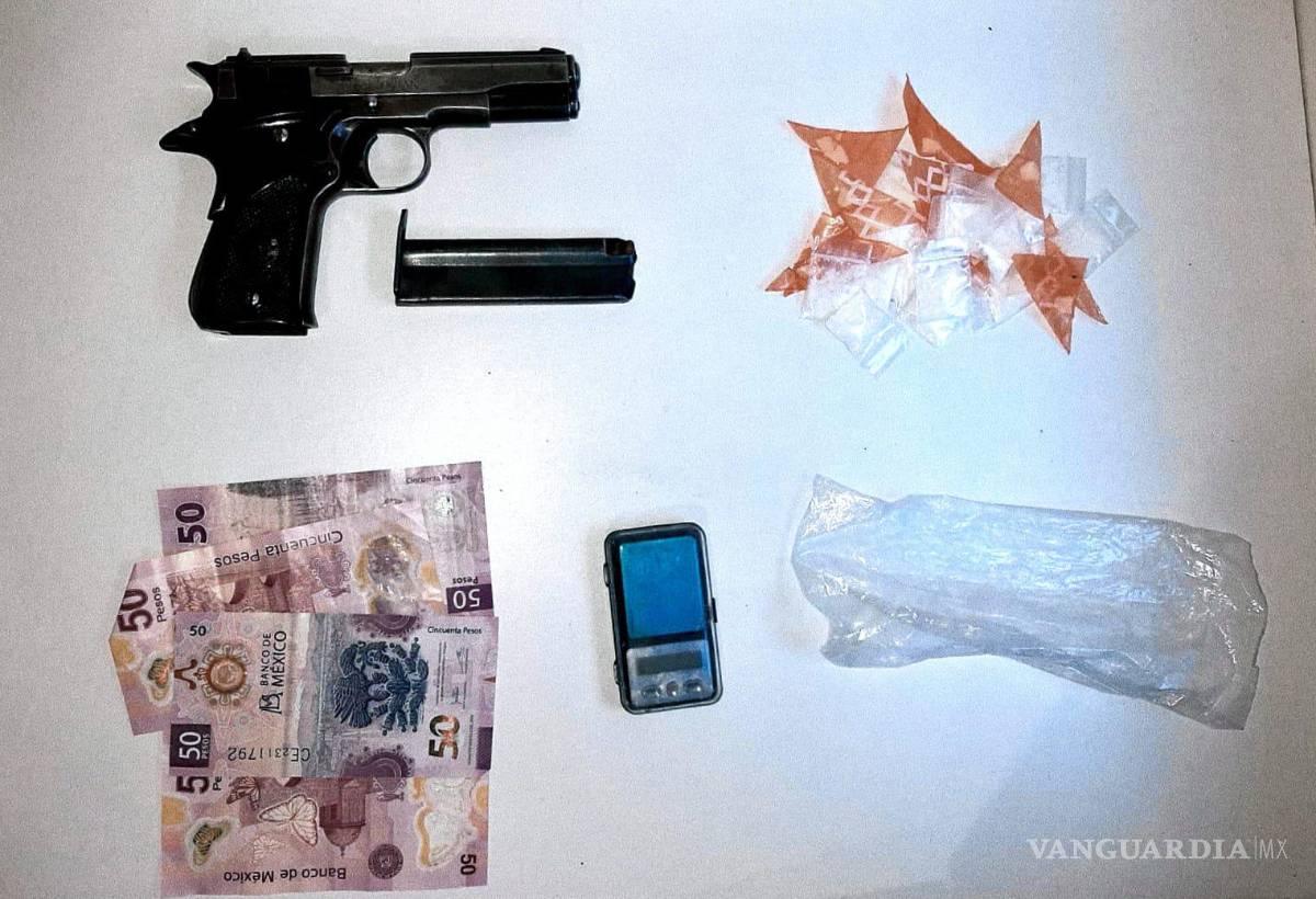 $!Elementos de seguridad decomisaron un arma de fuego y diversas dosis de drogas durante el operativo.