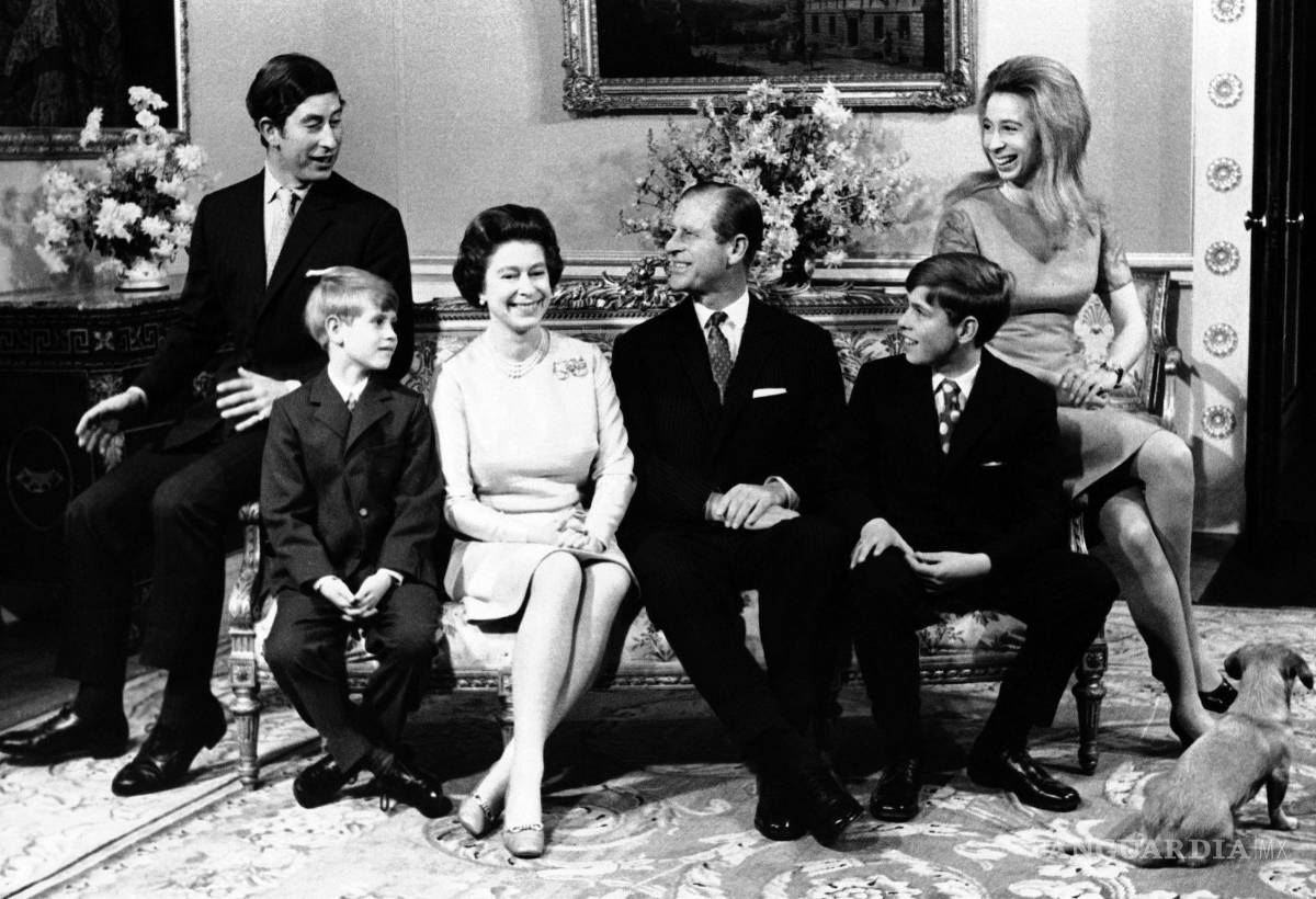 $!20 de noviembre de 1972, la reina Isabel II y el príncipe Felipe en el centro, el príncipe Carlos, el príncipe Eduardo, el príncipe Andrés y la princesa Ana.