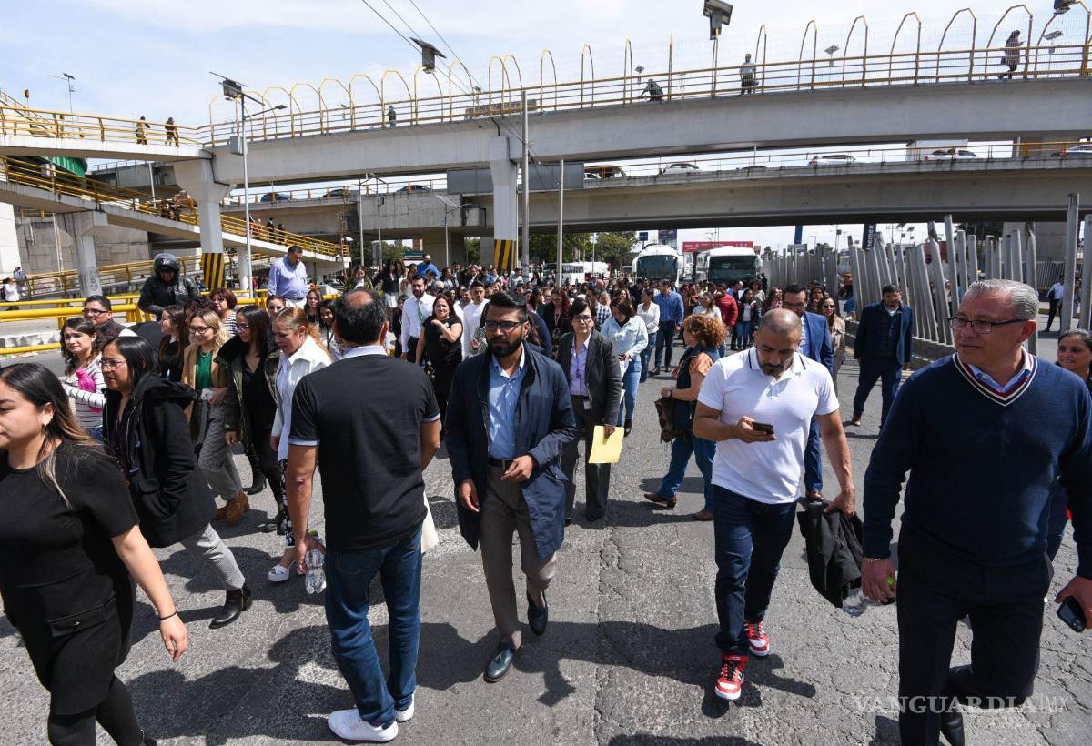$!Trabajadores del Poder Judicial de la Federación con sede en Toluca bloquearon la avenida Alfredo del Mazo como parte de las protestas en diversos estados.