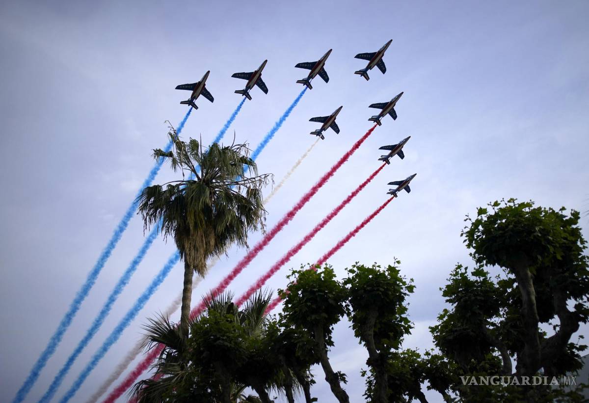$!La unidad acrobática de la fuerza aérea francesa ‘Patrouille de France’ se presenta cuando los invitados llegan para la proyección de ‘Top Gun: Maverick’.