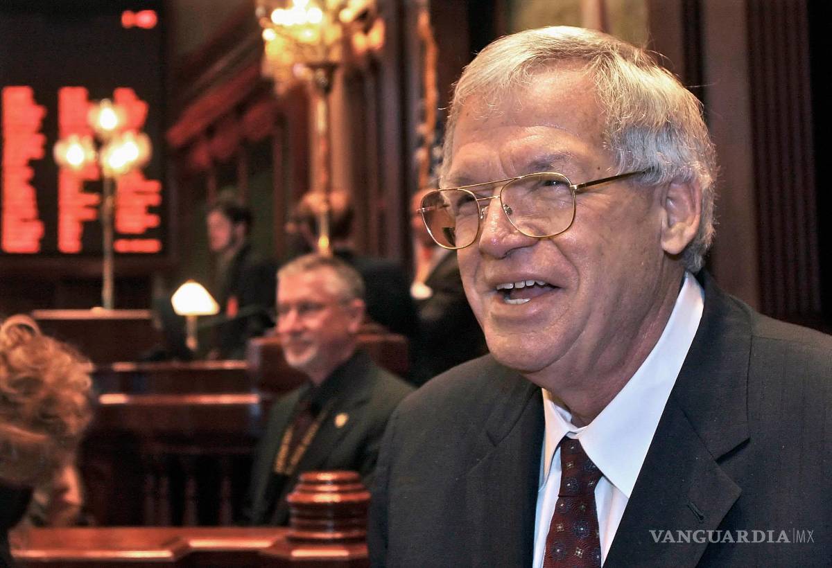 $!El expresidente de la Cámara de Representantes Dennis Hastert, en el hemiciclo de la Cámara de Representantes de Illinois el 5 de marzo de 2008.