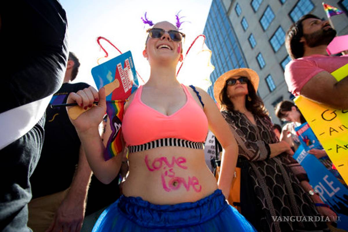 Miles marchan por orgullo gay en EU, preocupados por Trump