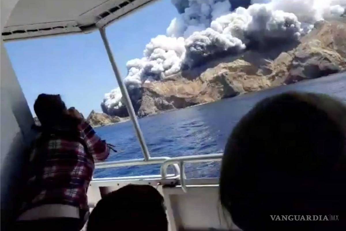 Súbita erupción deja al menos 5 muertos en Nueva Zelanda