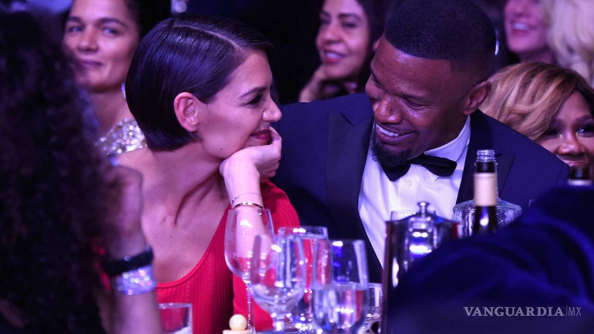 Jamie Foxx y Katie Holmes muestran su amor en los Grammy