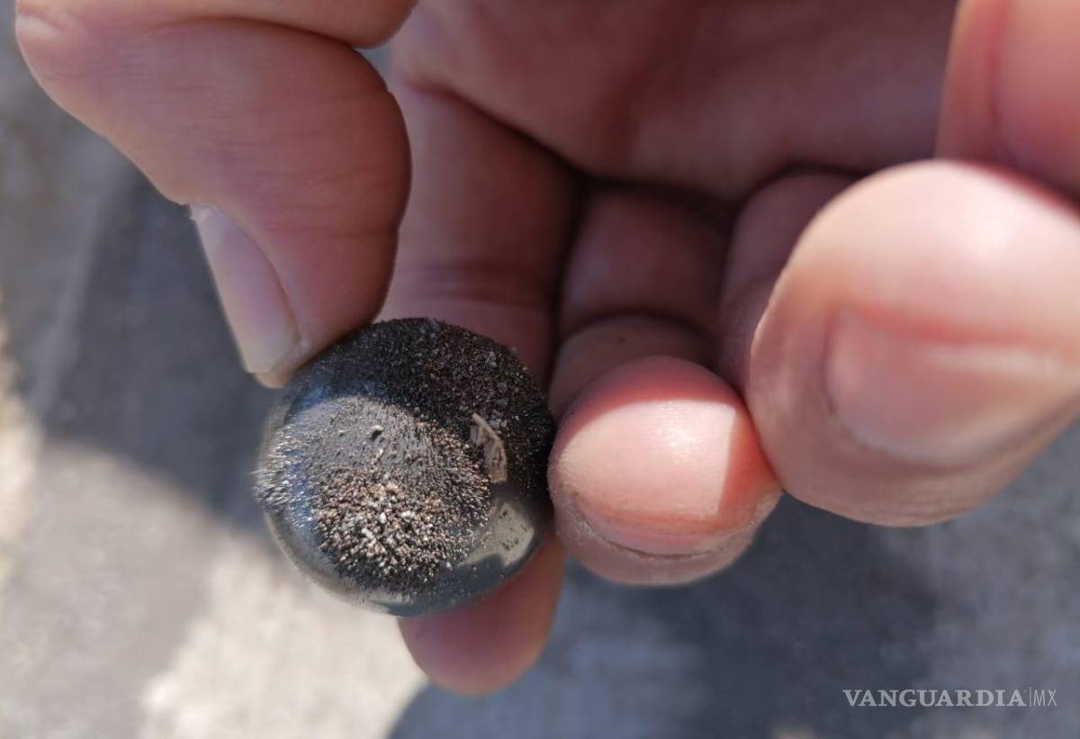 $!Los vecinos han documentado los residuos metálicos que viajan en el aire y llegan hasta sus domicilios colocando imanes.