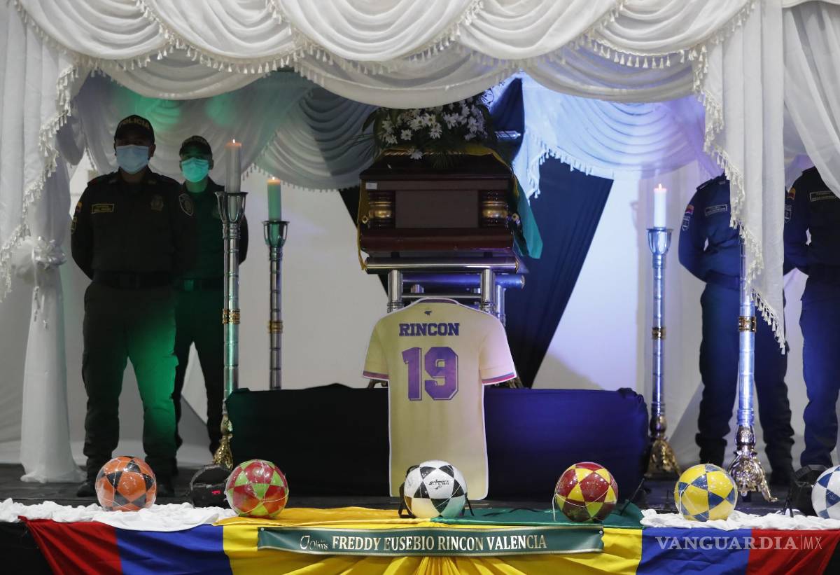 $!Policías custodian el féretro del exfutbolista colombiano Freddy Rincón, durante su velatorio en el Coliseo Roberto Lozano Batalla de Buenaventura, Colombia.