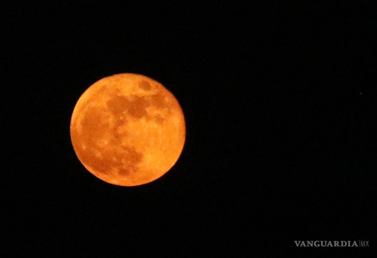 $!Habitualmente bañada en su luz plateada, ha adoptado tonalidades rojizas que han dejado a muchos maravillados.