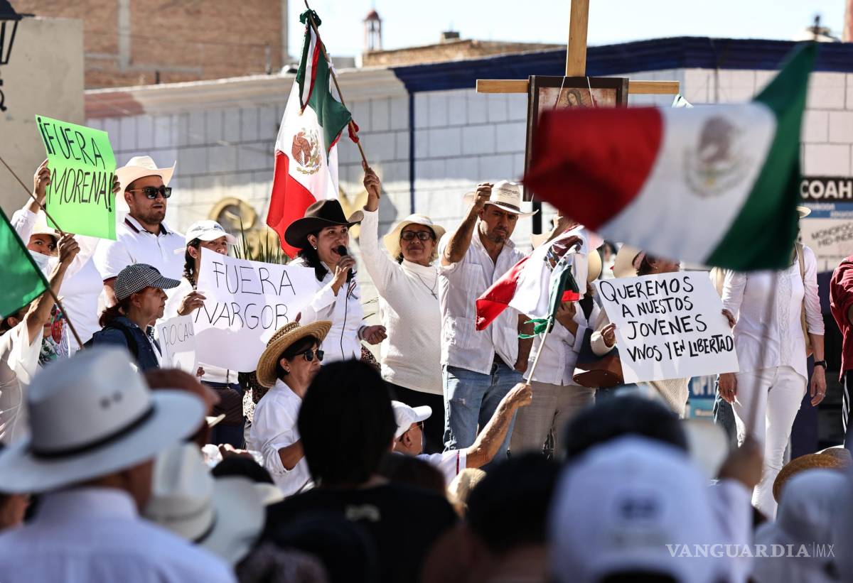 $!Los dos contingentes, uno desde la Plaza de las Ciudades Hermanas y otro desde la Alameda Zaragoza, confluyeron en la Plaza de la Nueva Tlaxcala para concluir la protesta.