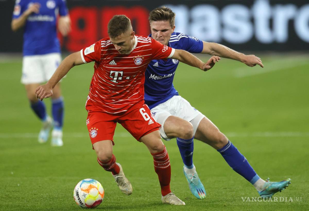$!Marius Buelter (Rd) de GelsenkSchalke en acción contra Joshua Kimmich (i) de Munich durante el partido a entre FC Schalke 04 y FC Bayern Munich.