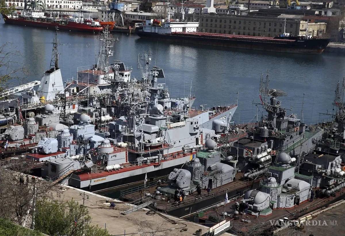 $!Navíos militares rusos en la bahía de Sebastopol, en la península de Crimea. La anexión ilegal de Crimea por parte de Moscú fue reconocida por Corea del Norte.