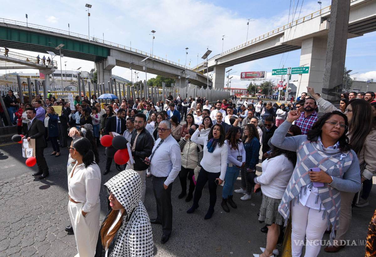 $!Trabajadores del Poder Judicial de la Federación con sede en Toluca bloquearon la avenida Alfredo del Mazo como parte de las protestas en diversos estados.