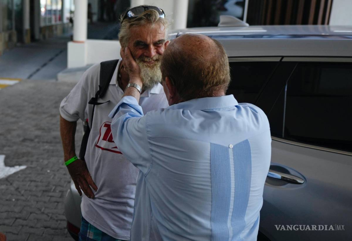 $!Timothy Shaddock (i) habla con el presidente del Grupo Mar, Antonio Suárez (d) en Manzanillo, México.