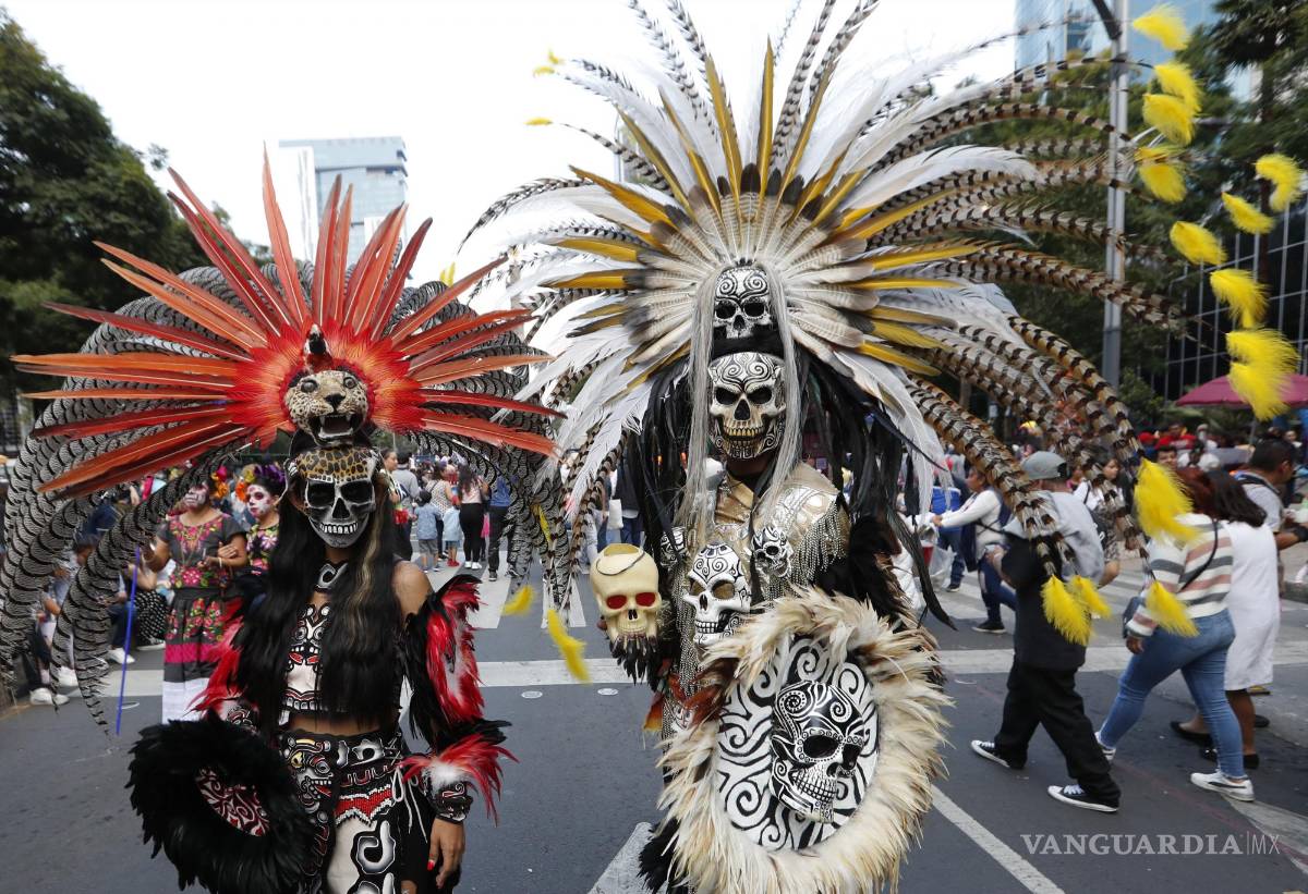 $!Una mujer participa en un desfile de catrinas, hoy en Ciudad de México (México).