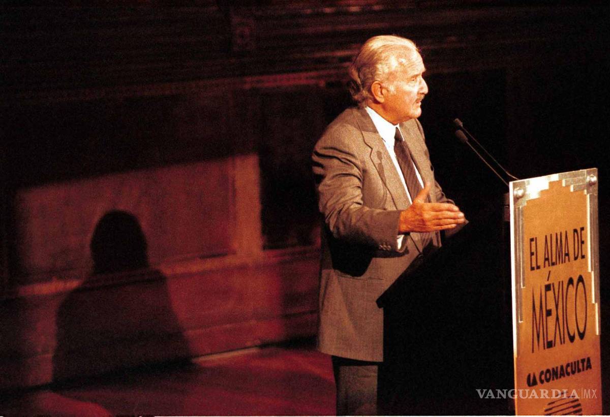 $!Carlos Fuentes presento en el Palacio de las Bellas Artes, la serie televisiva El Alma de México , conducida por el mismo y producida por el grupo Televisa.