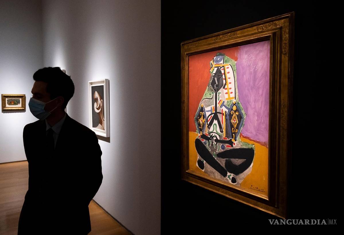 $!Fotografía en la que aparece la obra “Femme accroupie en costume turc II (Jacqueline)” (1955) de Pablo Picasso durante una vista previa de la subasta en Christie’s de Nueva York. EFE/Justin Lane