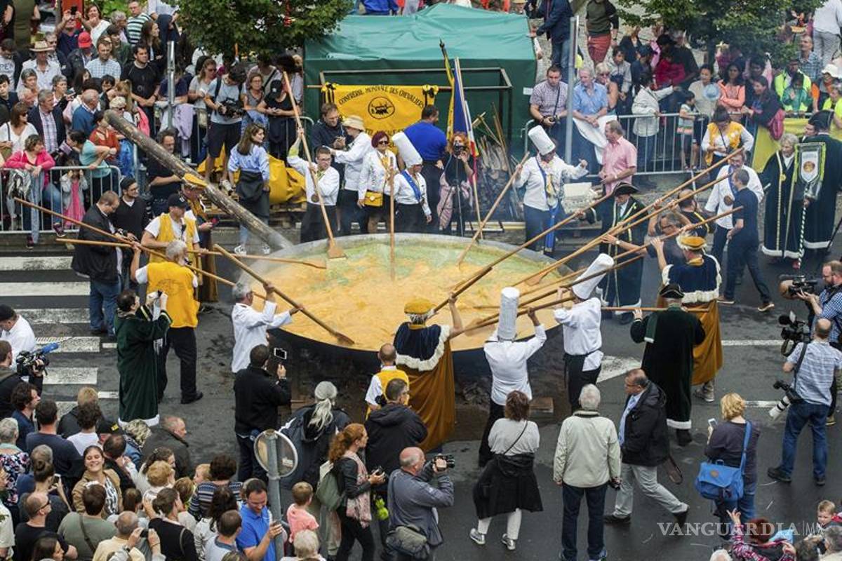 Ciudad en Bélgica cocina un omelet gigante