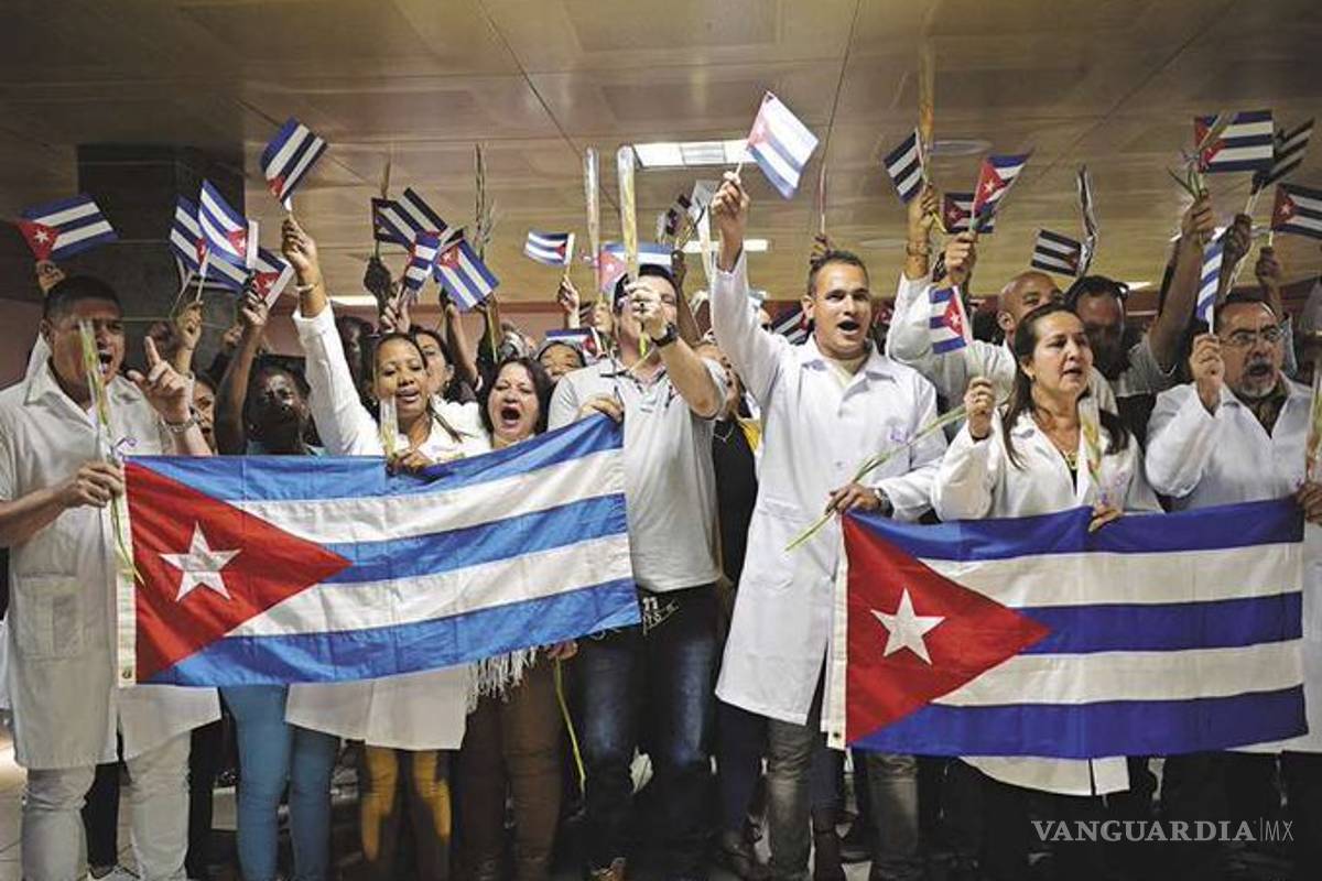'No hacen nada, cobran mucho', se quejan del 'apoyo' de médicos cubanos en México