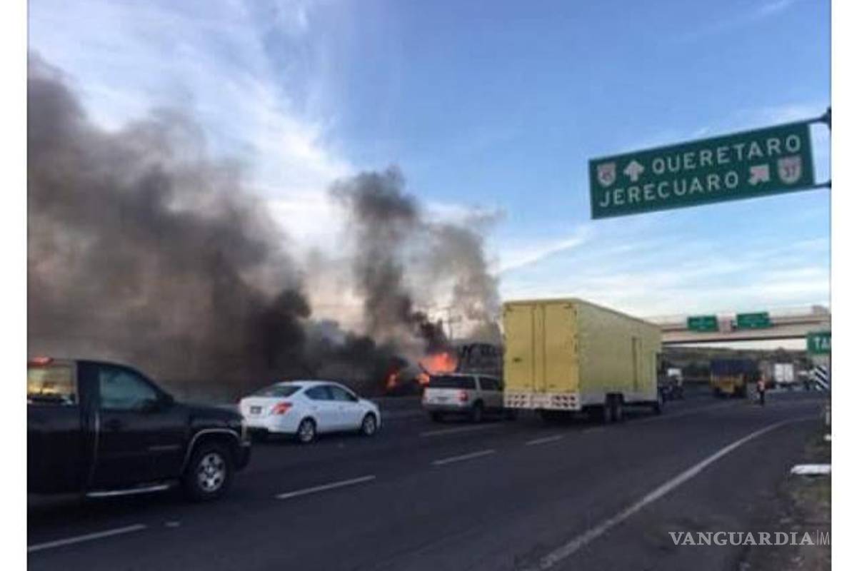 Civiles armados queman vehículos y bloquean carretera en Guanajuato; reportan ocho muertos