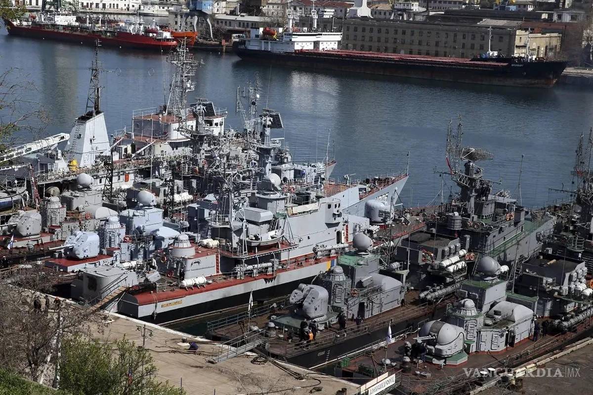 $!Navíos militares rusos en la bahía de Sebastopol, en la península de Crimea. La anexión ilegal de Crimea por parte de Moscú fue reconocida por Corea del Norte.
