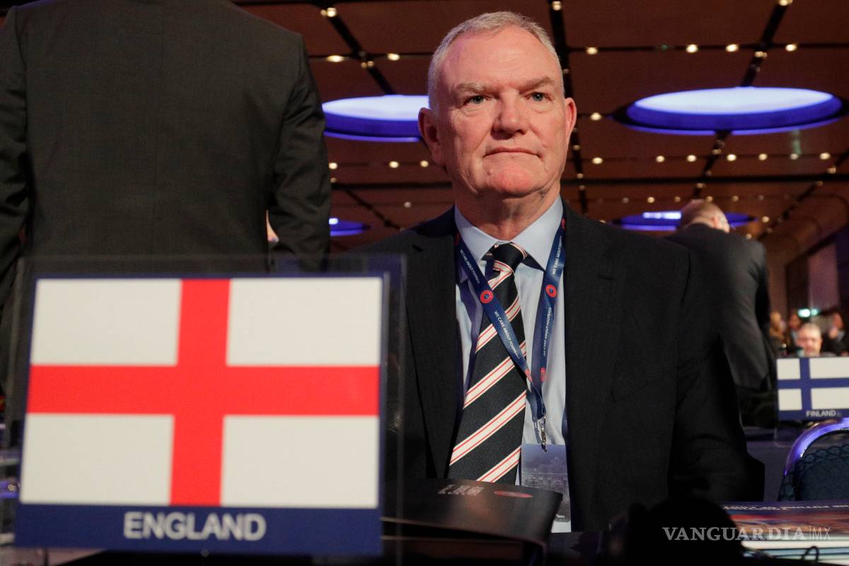 Renuncia el jefe del futbol inglés por comentarios racistas