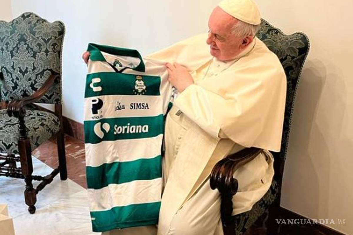 Recibe el Papa Francisco los jerseys del Santos Laguna y el Atlas