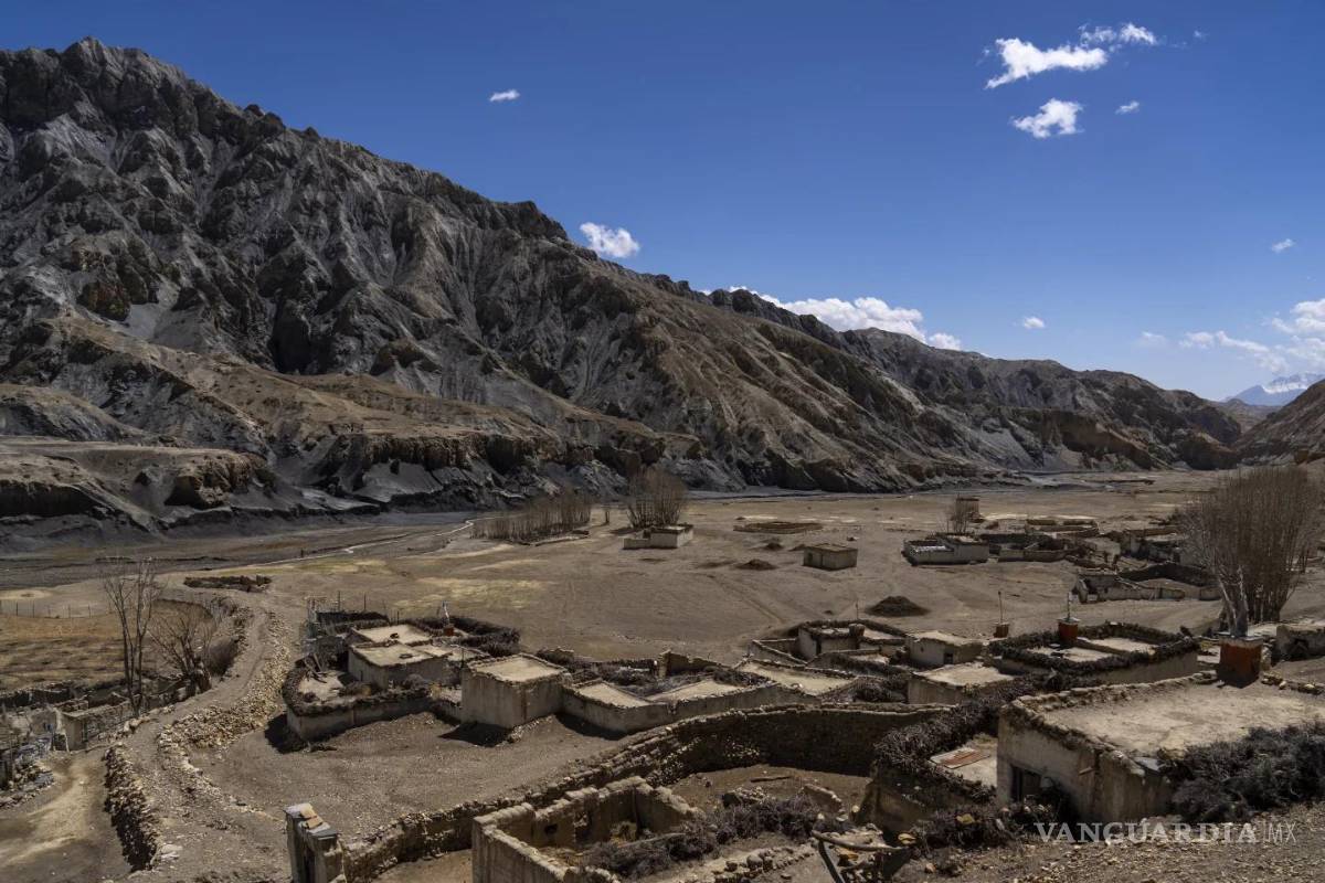 Obliga el cambio climático a un pueblo en el Himalaya a mudarse en busca de agua
