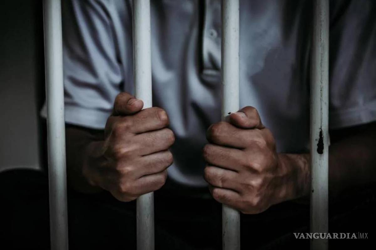 Le dan prisión preventiva por abusar de su hijastra en Saltillo