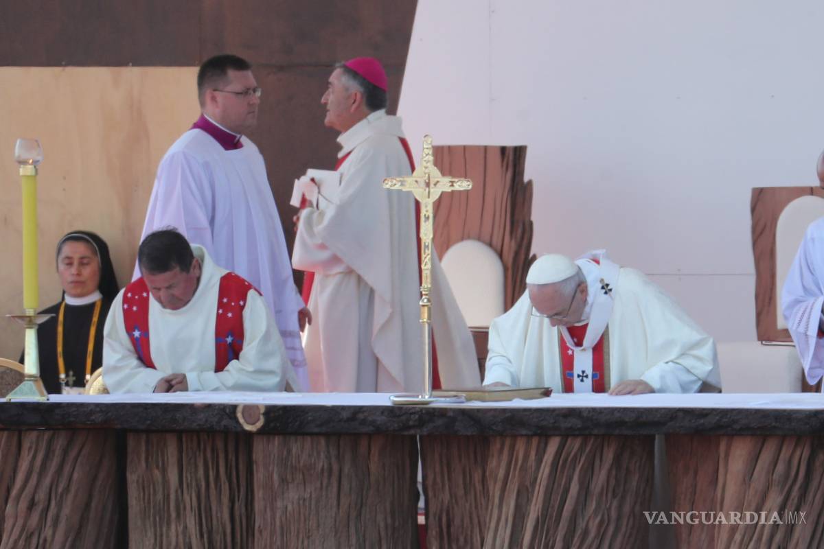 El papa habla de "injusticias de siglos" en su visita a Chile