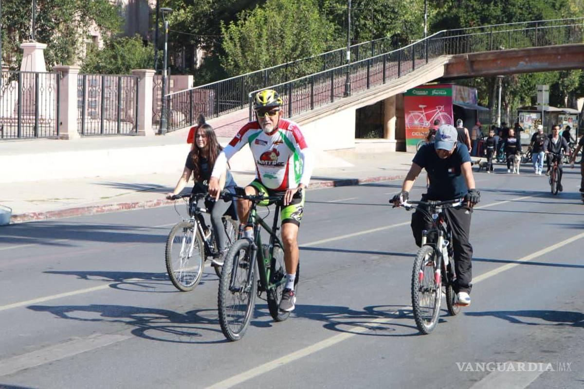 $!Familias saltillenses disfrutaron este domingo de la Ruta Recreativa sobre el bulevar Venustiano Carranza.