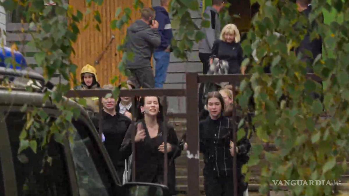 Hombre armado entra a una escuela y mata a 15 personas en Rusia