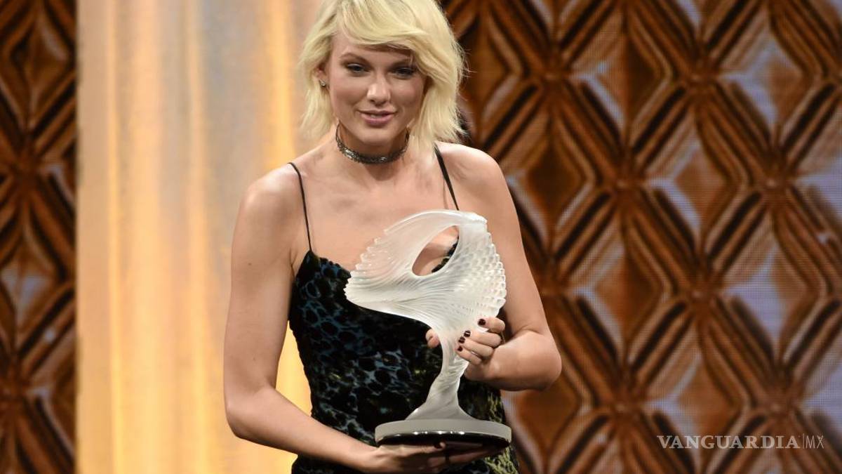 Recibe Taylor Swift el trofeo que lleva su nombre de los BMI Awards