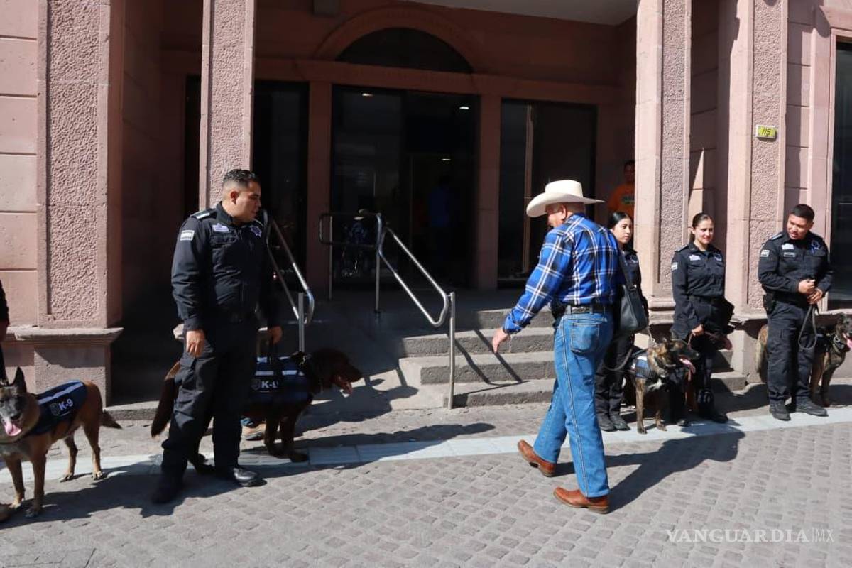 $!Binomios caninos especializados participaron en los recorridos de vigilancia en bancos y cajeros automáticos.