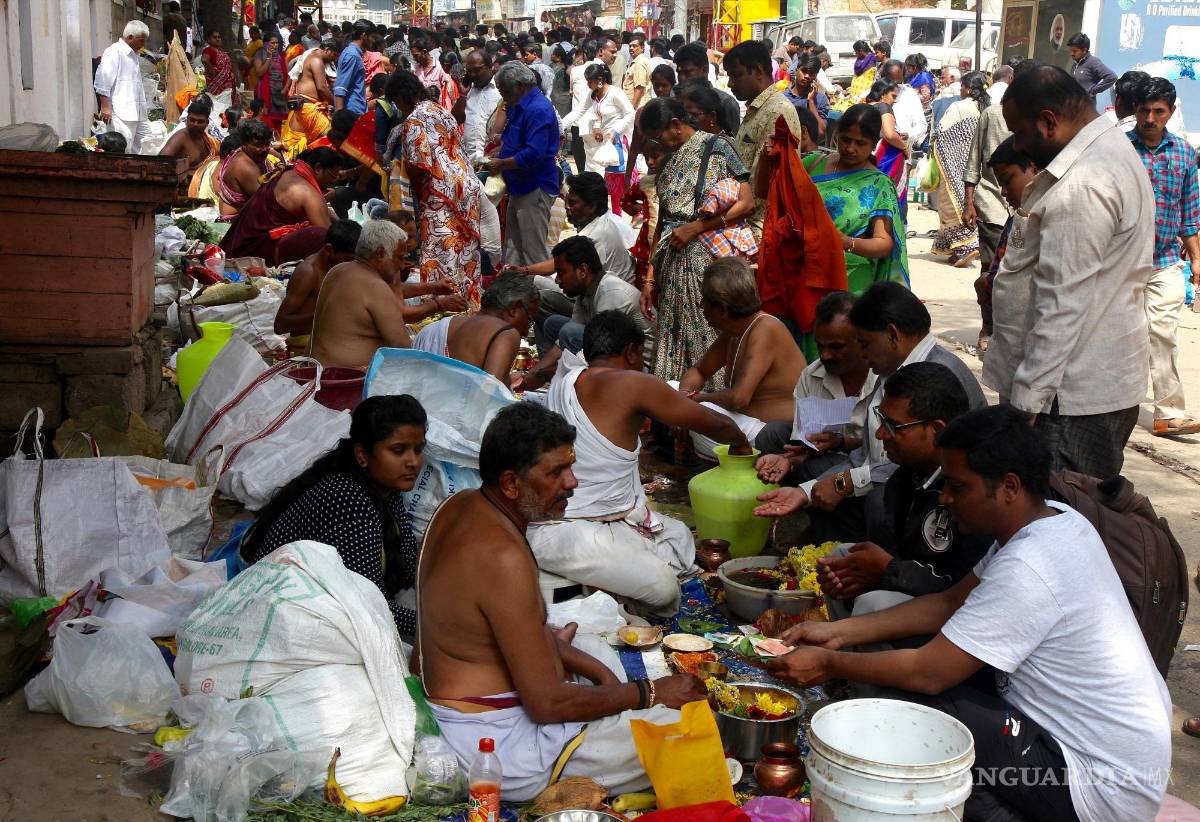 $!Celebración del Mahalaya en Bangalore, India. EFE/EPA/JAGADEESH NV